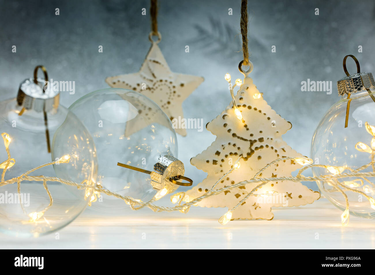 Décorations de Noël et guirlandes LED lumineux sur fond gris Banque D'Images