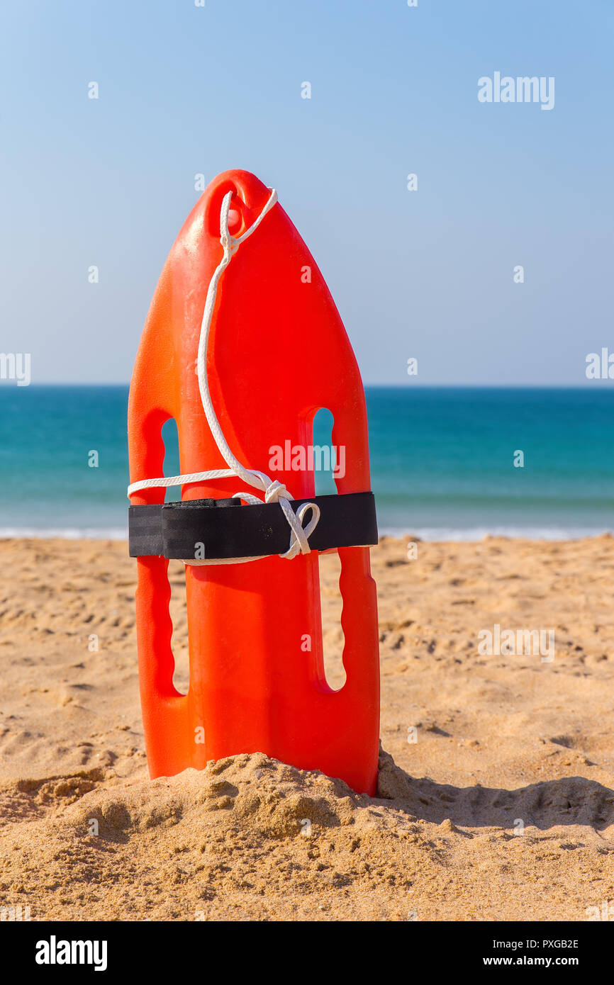 Bouée Orange debout sur une plage de sable du blue sea Banque D'Images