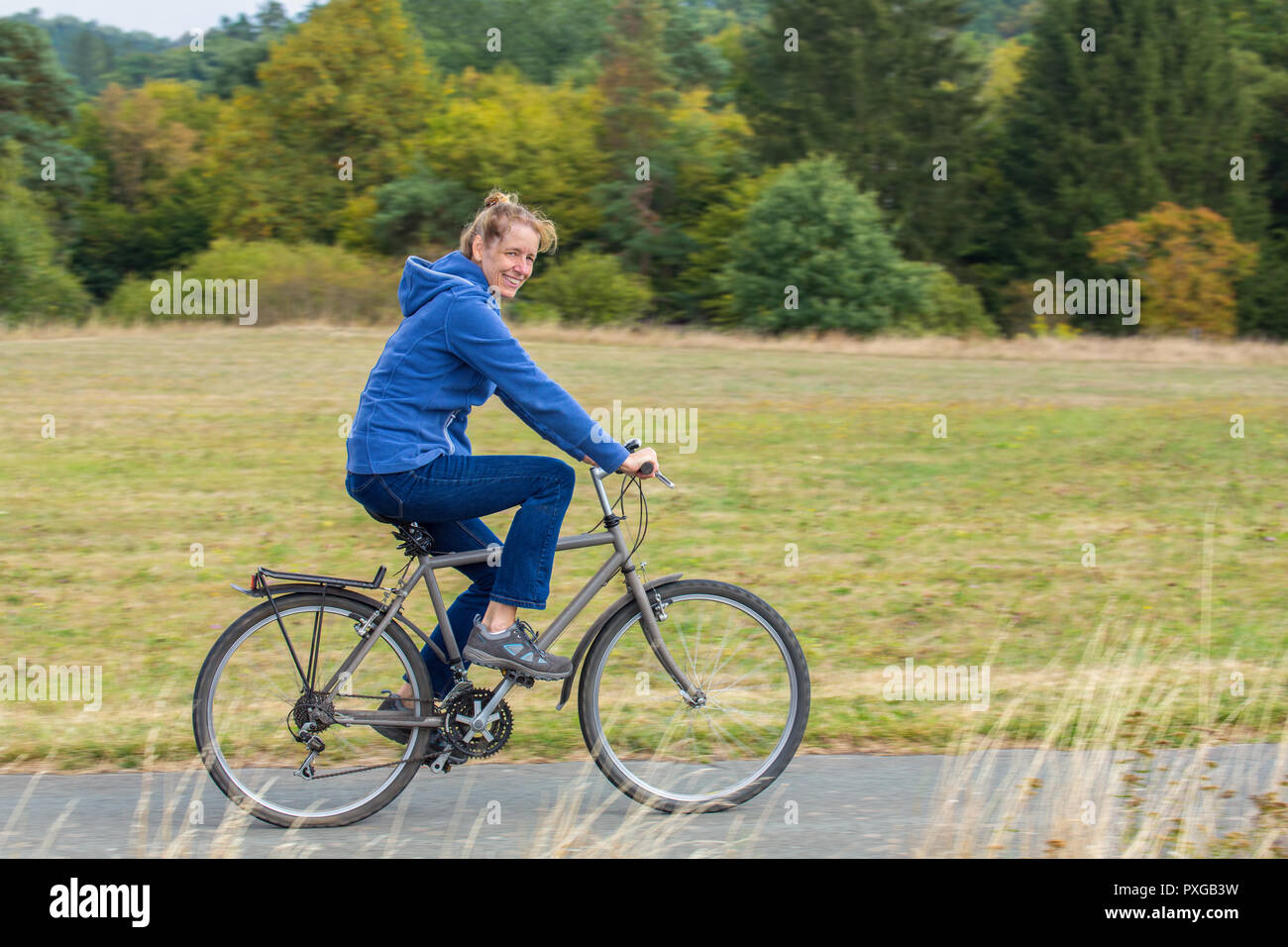 Caucasian woman cycling en VTT dans la nature Banque D'Images