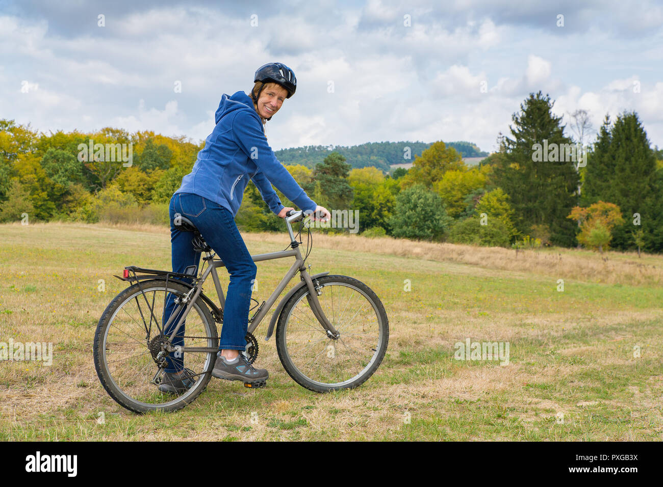 Caucasian woman on mountain bike dans paysage naturel Banque D'Images