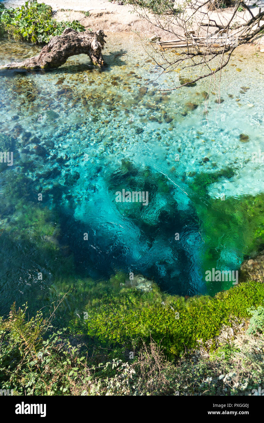 Karstquelle Syri i Kalter oder Blaues Auge, Albanien, Europa | Printemps de l'eau Tne Blue Eye Syri i Kalter, l'Albanie, de l'Europe Banque D'Images