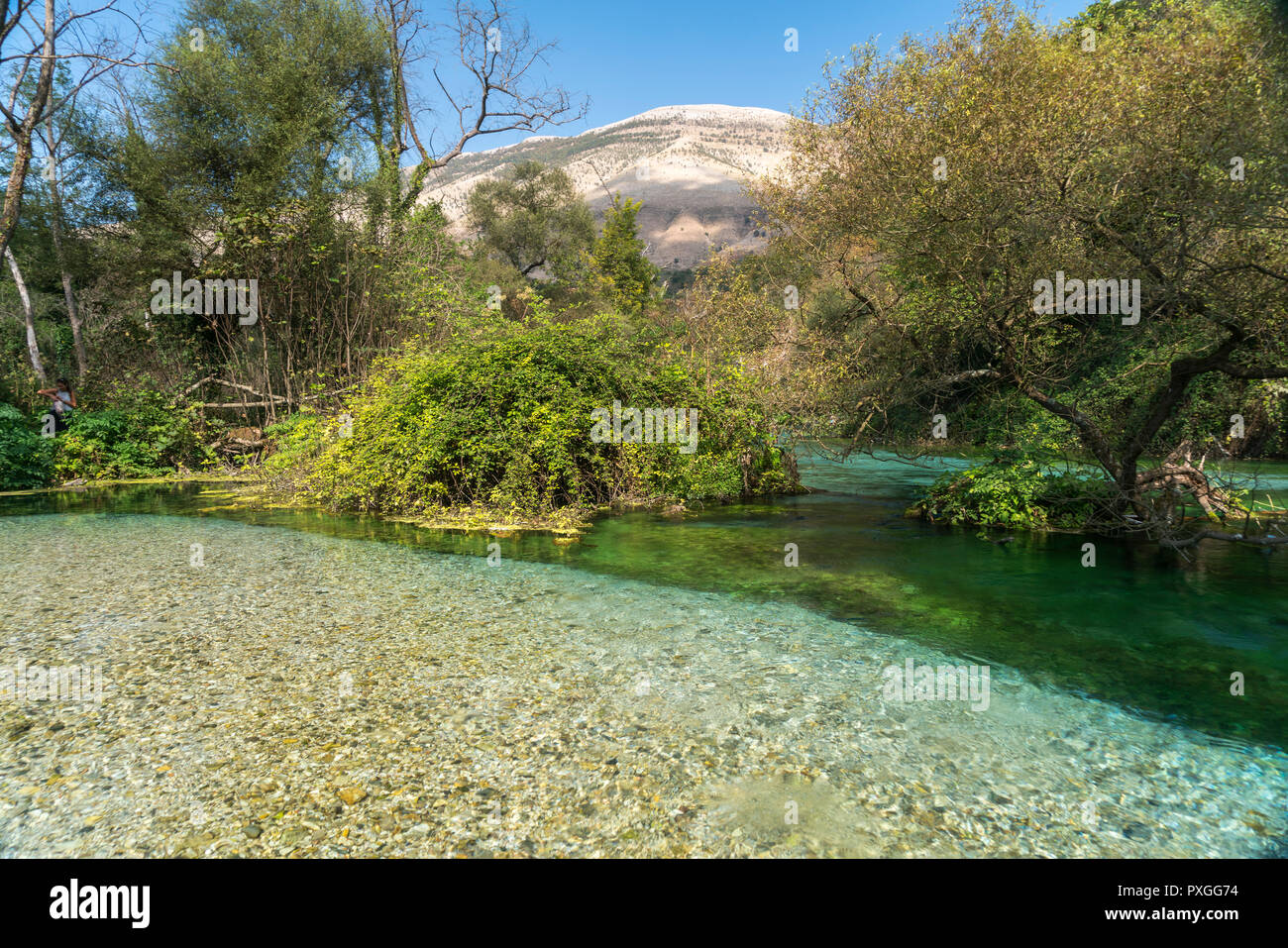 Landschaft bei der Karstquelle Syri i Kalter oder Blaues Auge, Albanien, Europa | paysage à l'eau printemps Tne Blue Eye Syri i Kalter, Albanie, Banque D'Images