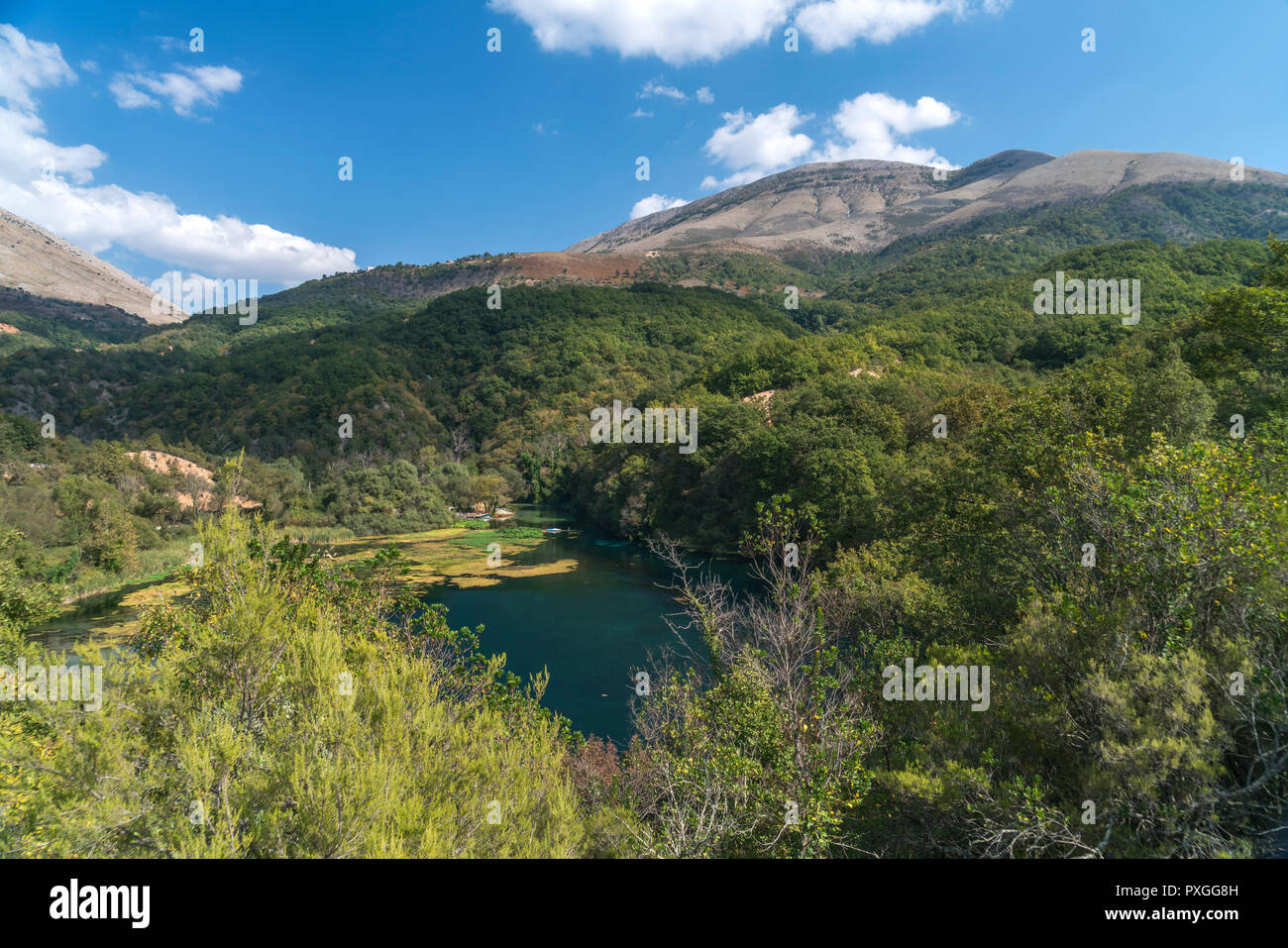 Landschaft bei der Karstquelle Syri i Kalter oder Blaues Auge, Albanien, Europa | paysage à l'eau printemps Tne Blue Eye Syri i Kalter, Albanie, Banque D'Images