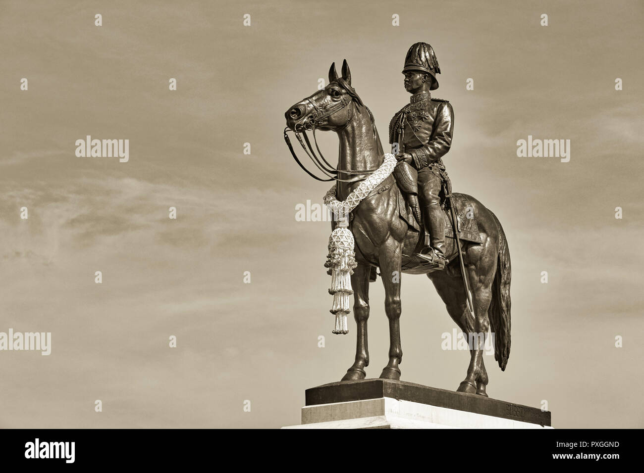 Une statue équestre du roi Chulalongkorn, Rama V, avec vue sur le Grand Plaza Royale en face de la salle du trône Ananta Samakhom à Bangkok, Thaïlande Banque D'Images