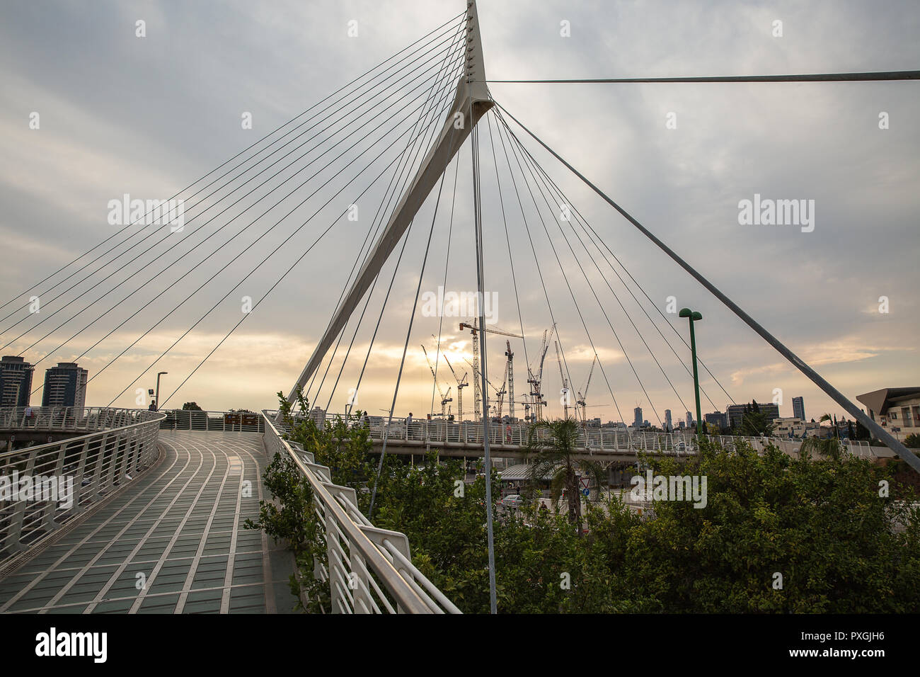 Petah Tikva, Israël - 15 octobre . 2018 : Construction du bâtiment de grande hauteur à Petah Tikva, le 15 octobre 2018. Grues de levage Vew au coucher du soleil . Banque D'Images