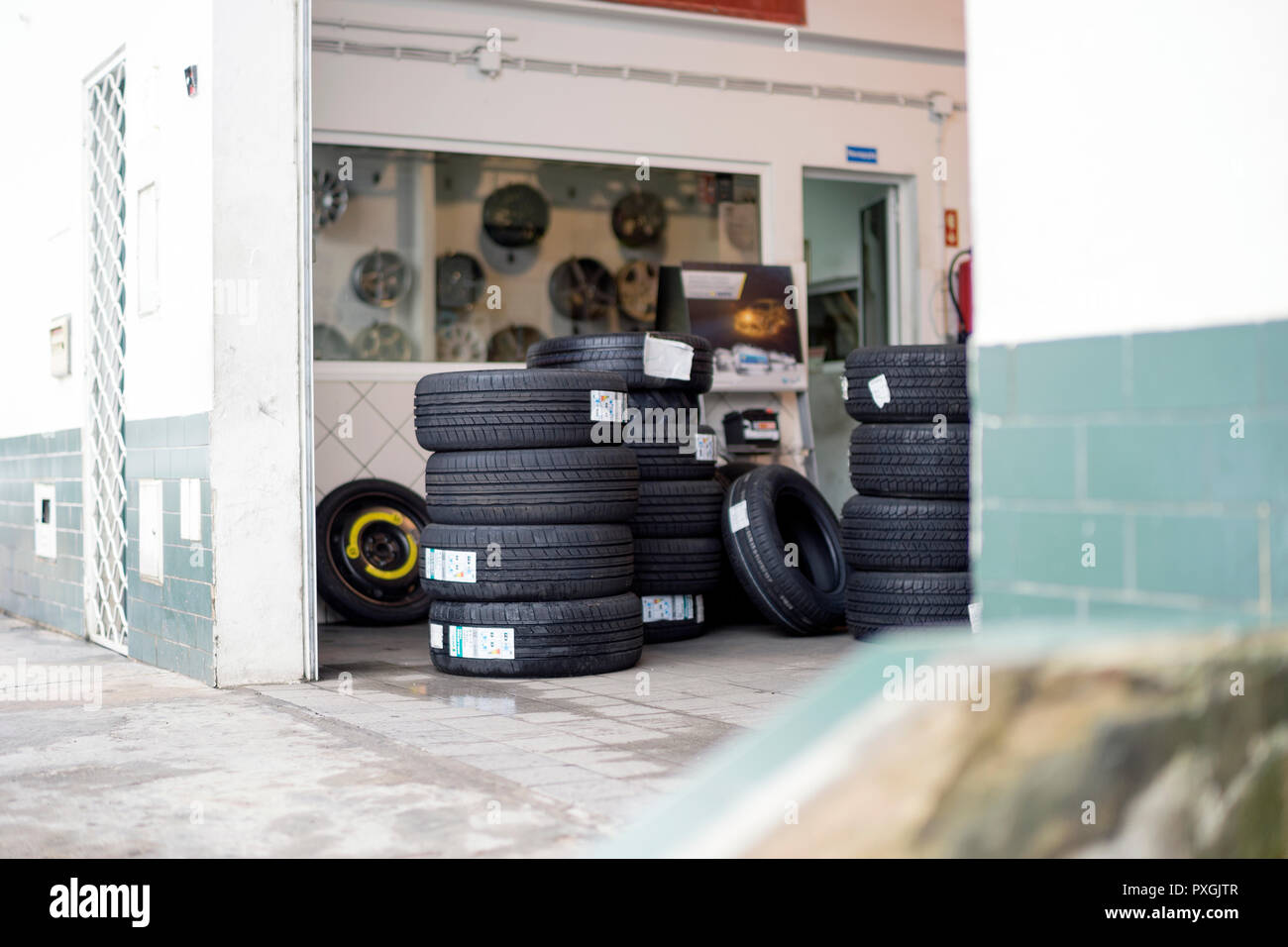 Boutique ordinaire où vous pouvez acheter et changer de pneus in car Banque D'Images