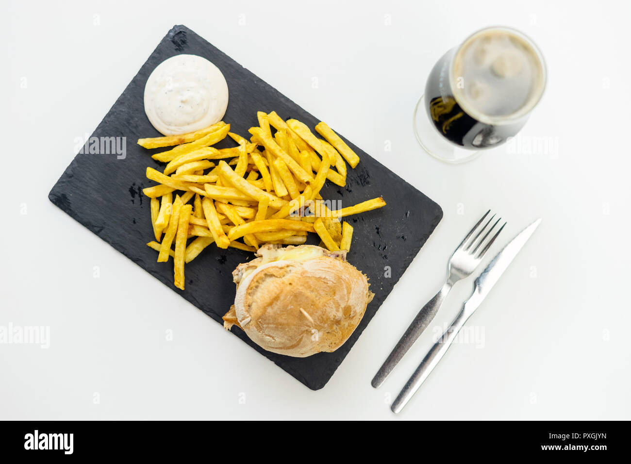 Bifana - pain traditionnel portugais avec de la viande de porc - Servis avec frites et sauce Banque D'Images