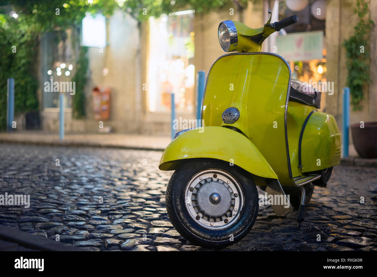 Moto italienne classique en stationnement sur rue pavée Banque D'Images