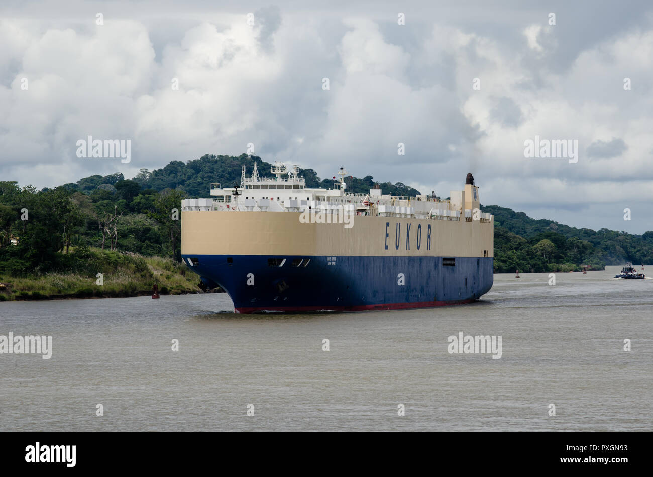 Location de navire Transporteur en transit dans le canal de Panama Banque D'Images