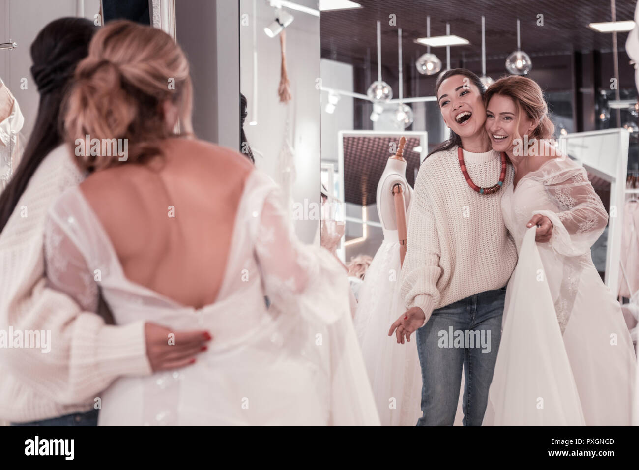 Les femmes à Nice ravis dans le miroir Banque D'Images