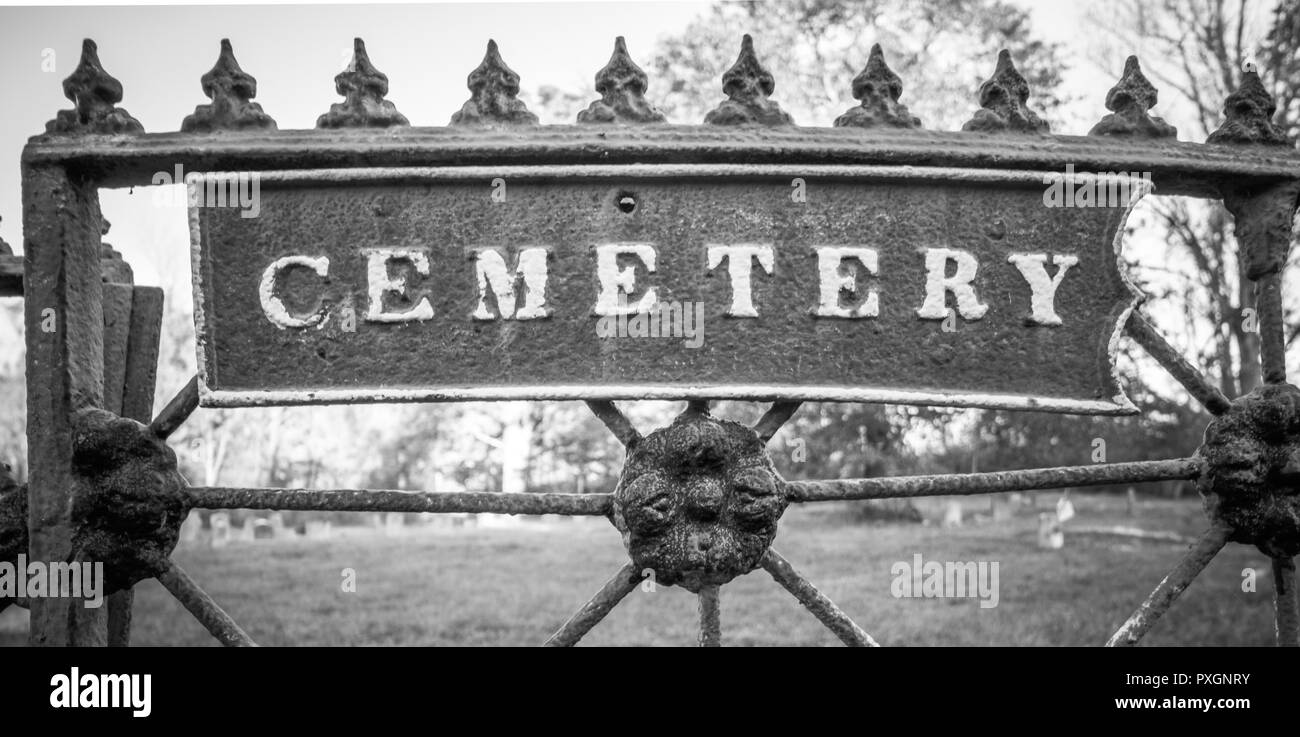 Ancien cimetière et pierres tombales dans ville rurale de Wantage, NJ, à partir de années 1800, noir et blanc Banque D'Images