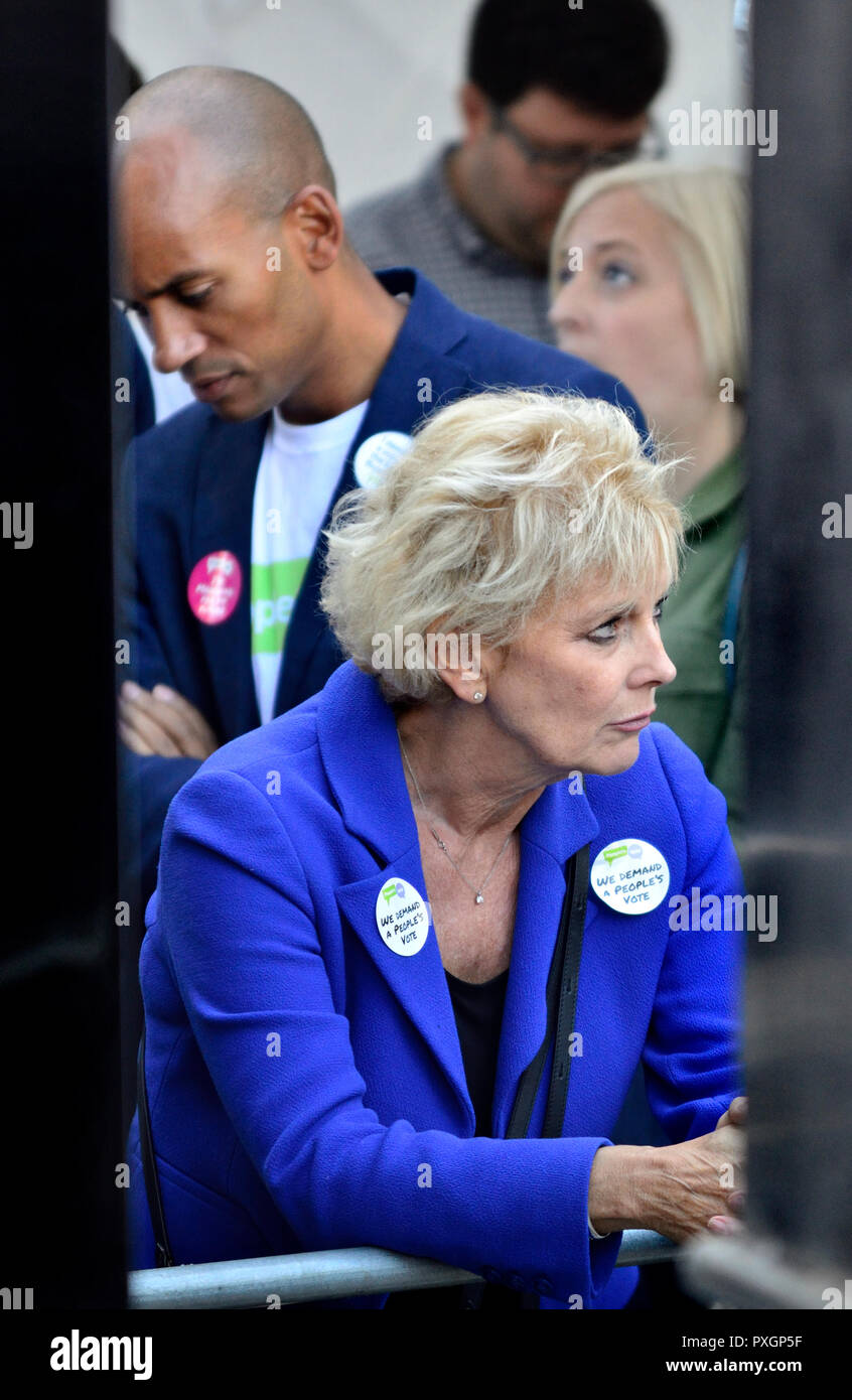 Anna Soubry député (Con : Broxtowe) et Chuka Umunna MP (Lab : Streatham) en coulisses avant de parler au vote du peuple à l'appui de mars un deuxième Brexit Banque D'Images