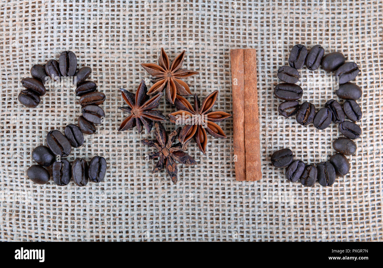 L'année 2019 écrit avec épices et café en grains sur fond texturé en tissu Banque D'Images