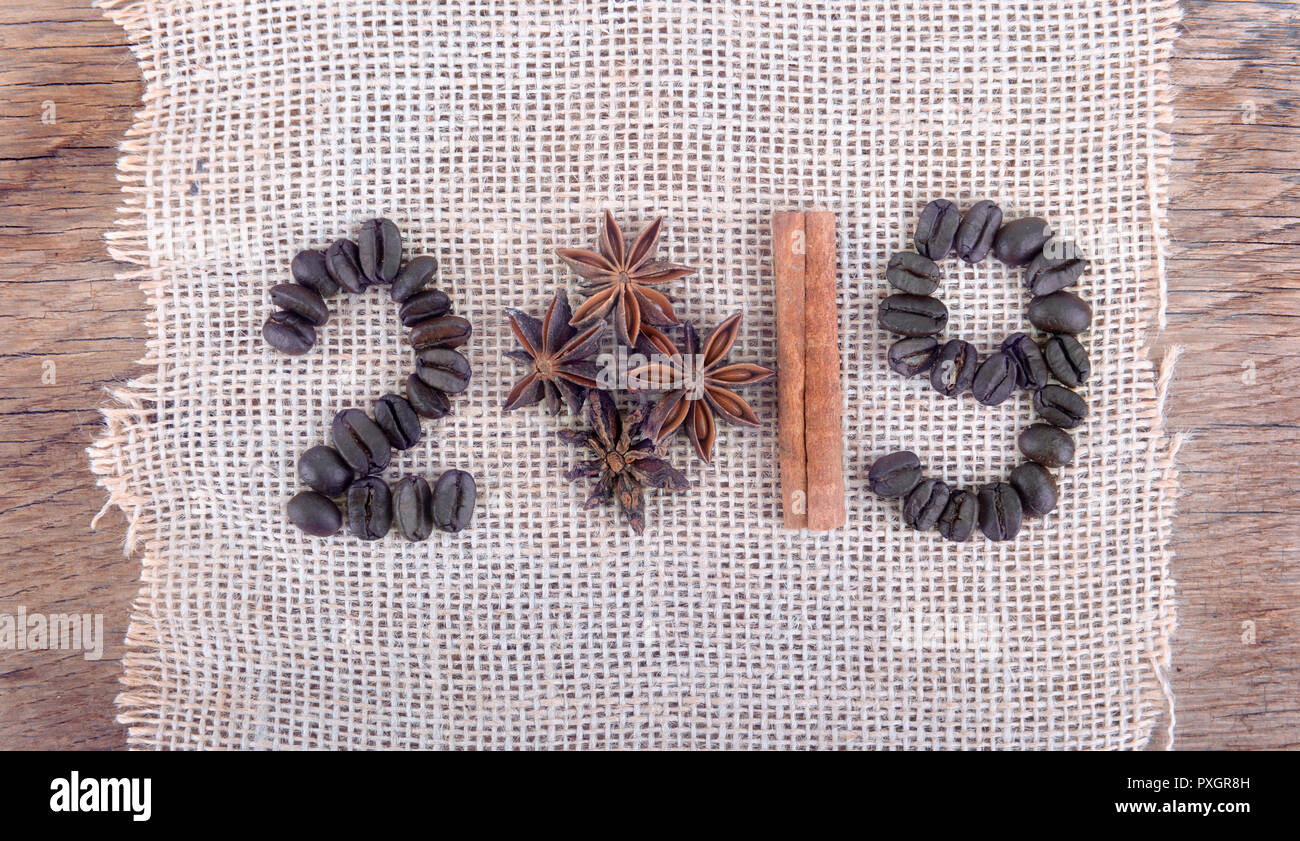 L'année 2019 rédigée avec les épices et les haricots de café sur fond texturé en tissu Banque D'Images