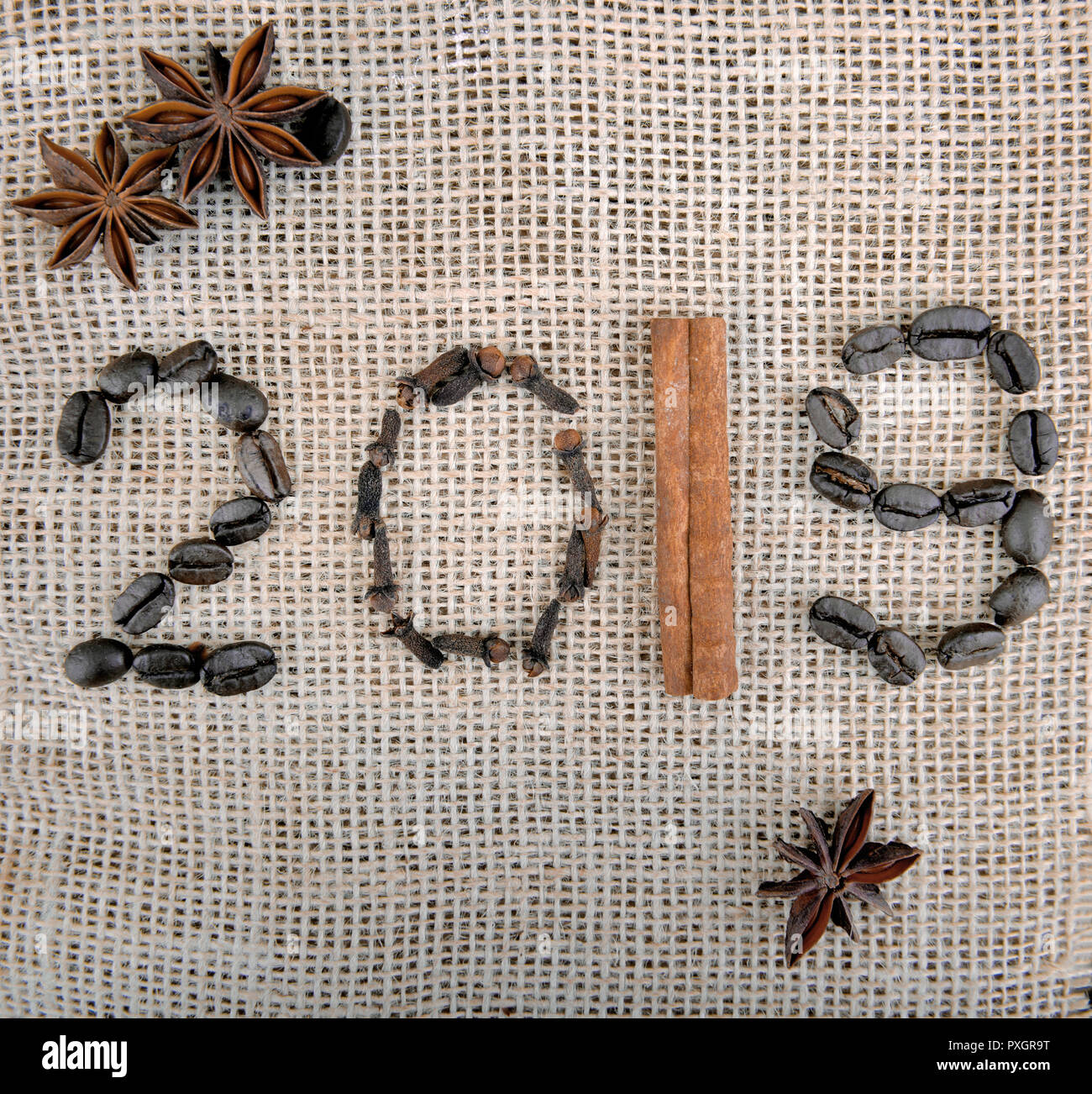 L'année 2019 rédigée avec les épices et les haricots de café sur fond texturé en tissu Banque D'Images
