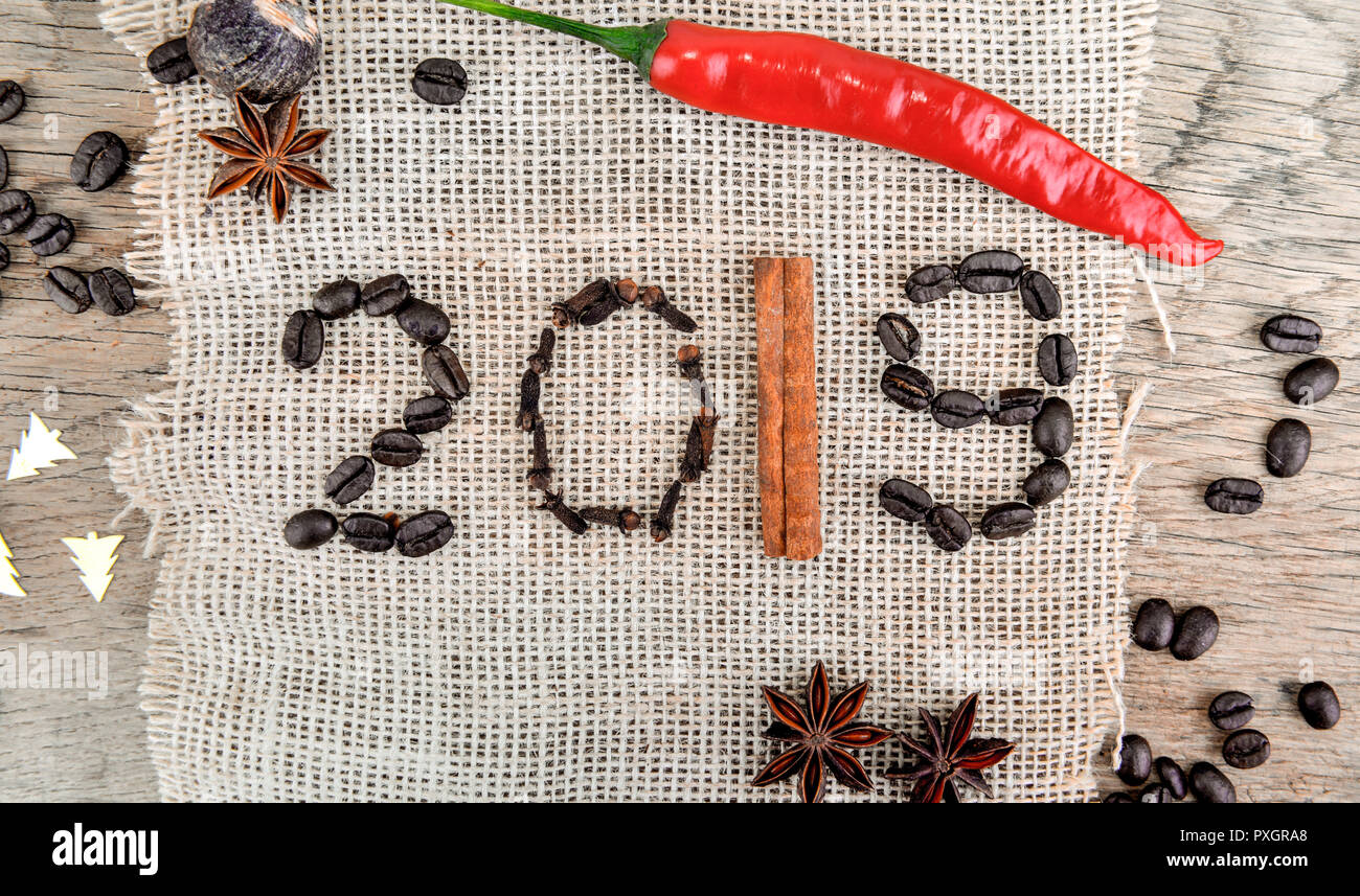 L'année 2019 écrit avec des épices et du café les haricots et le piment rouge sur fond texturé en tissu Banque D'Images