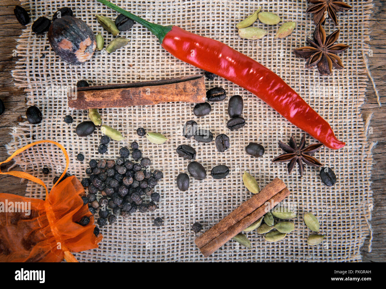 Vue de dessus sur red hot chili pepper avec graines de poivre et autres épices organisé sur morceau de tissu background Banque D'Images