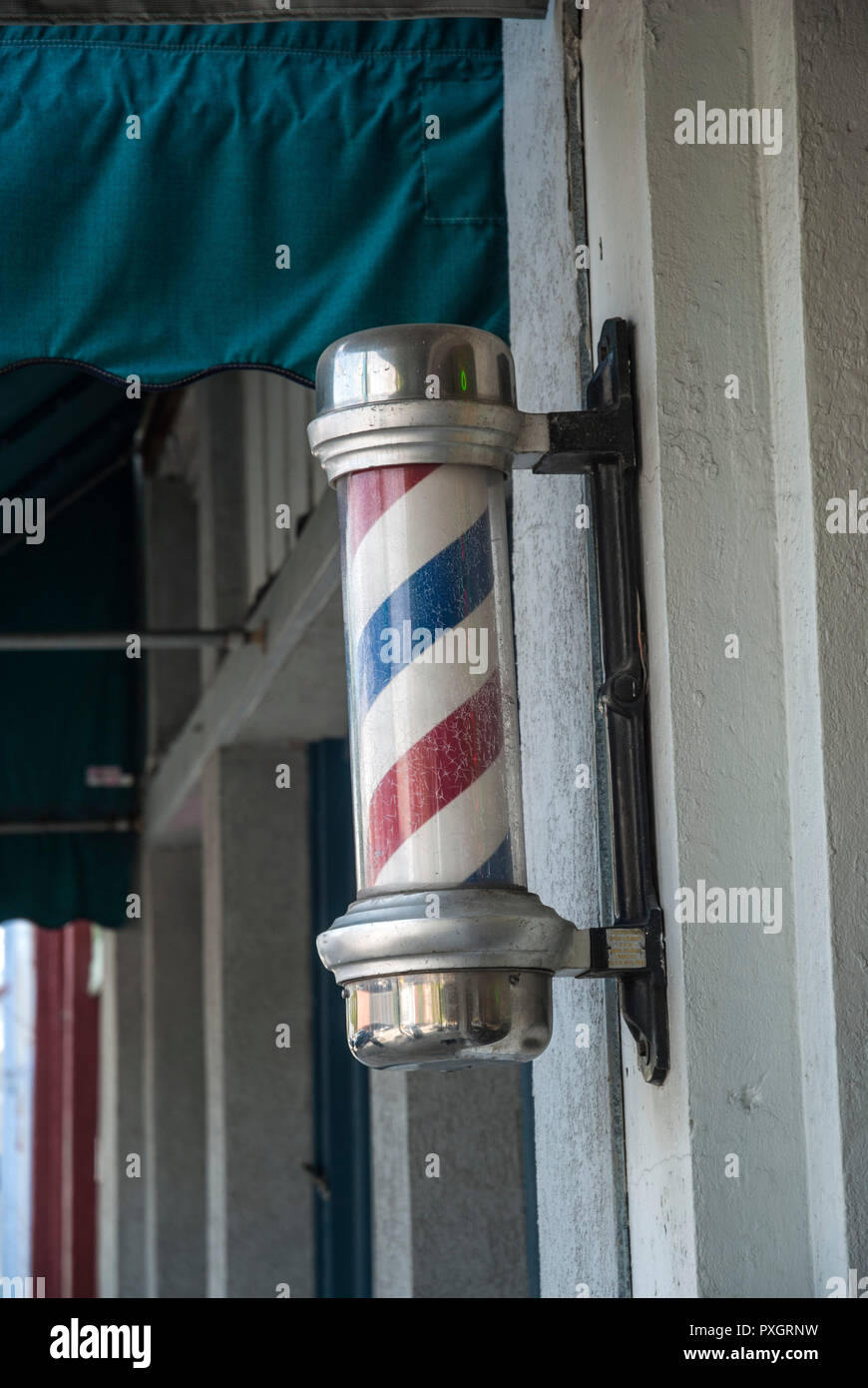 Barbershop pole le long d'une petite ville de la rue principale dans le centre-nord de la Floride. Banque D'Images