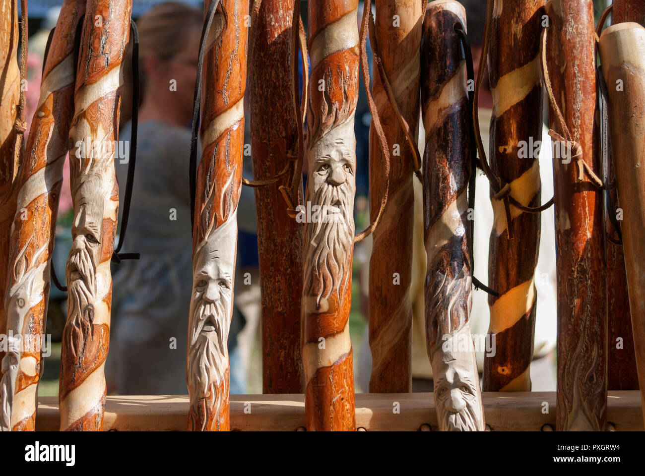 Jardin de printemps festival en Floride Nord--marche en bois sculpté à la main pour le personnel de vente. Banque D'Images