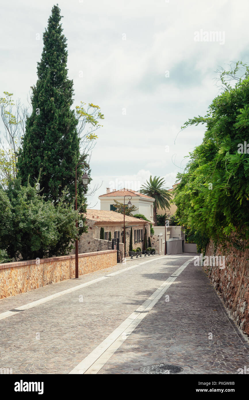 Impression des rues étroites dans le vieux centre de Cannes en France Banque D'Images