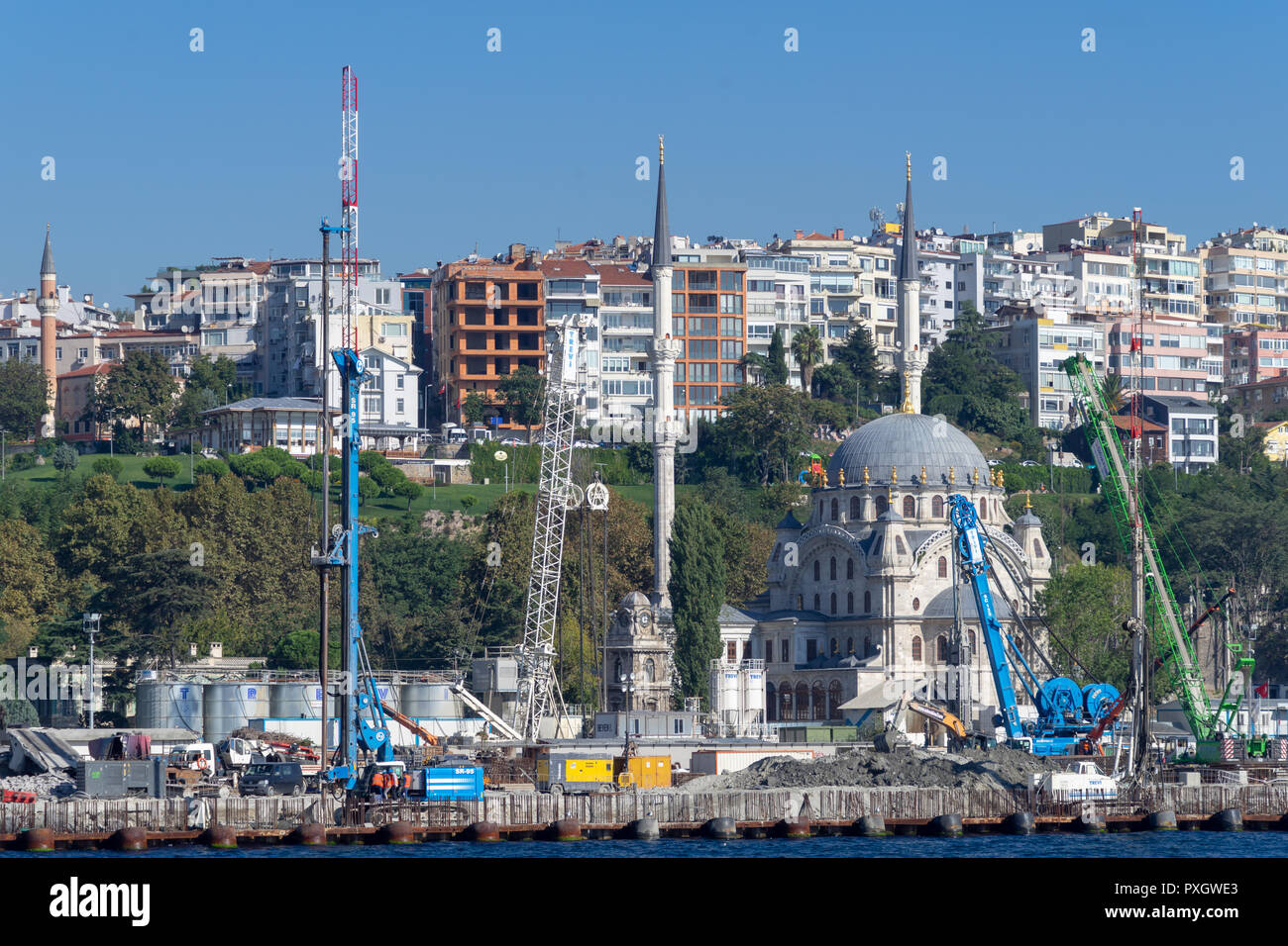 Istanbul, Turquie, 23 septembre., 2018 : l'ingénierie hydraulique sur un chantier avec palplanches, pieux forés, des béliers et les pelleteuses au Golden H Banque D'Images