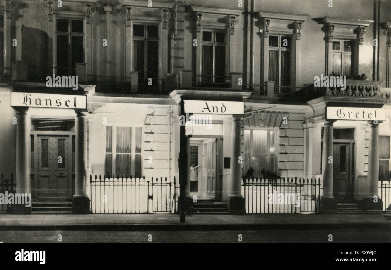 Hansel et Gretel Hotel, 68 Belgrave Road, Pimlico, Londres - une rue célèbre fr ayant de nombreux hôtels bon marché à tous les niveaux de prix sur sa longueur. Date : vers 1960 Banque D'Images