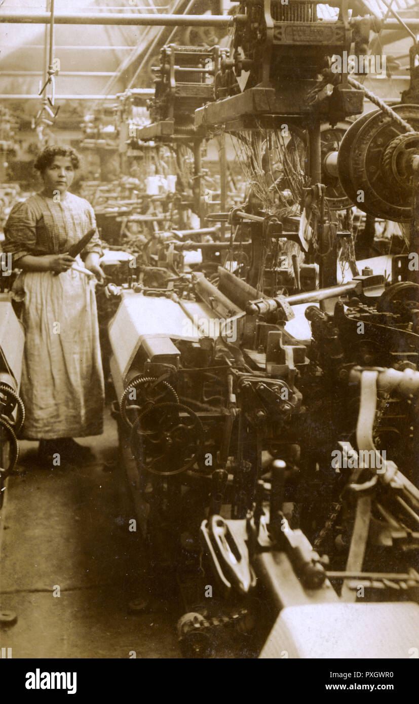 Le Lancashire, Angleterre - Textile - Métiers et ouvrière dans une filature de coton. Date : vers 1905 Banque D'Images