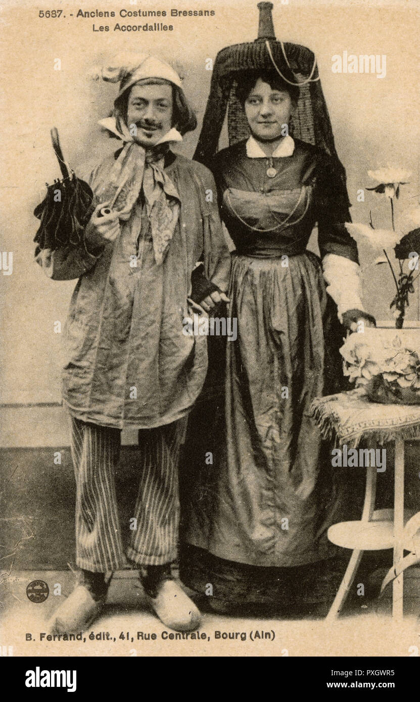 Costumes Traditionnels De La Region De Bresse Une Ancienne Province Francaise Il Est Situe Dans Les Regions De Rhone Alpes Bourgogne Franche Comte Et De L Est De La France Un Jeune Couple Costumes Traditionnels De La Region De Bresse Une Ancienne Province Francaise Il Est Situe Dans Les Regions De Rhone Alpes Bourgogne Franche Comte Et De L Est De La France Un Jeune Couple
