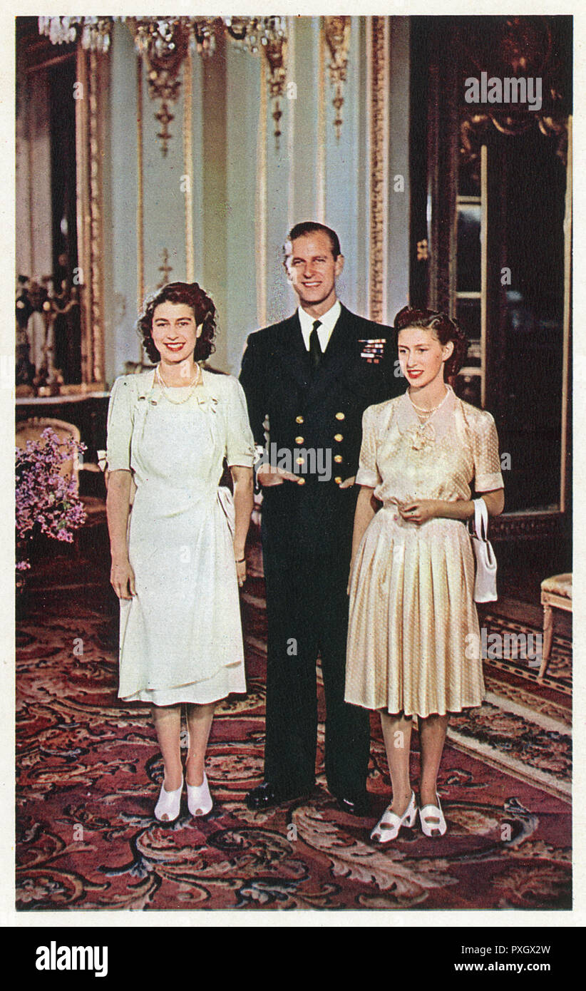 L'un de l'engagement officiel des photographies prises à l'occasion de l'annonce de l'engagement de la princesse Elizabeth (plus tard la reine Elizabeth II)(1926-) à Philip Mountbatten (plus tard, le Prince Philip, duc d'Édimbourg) (1921-) le 9 juillet 1947 à Buckingham Palace, Londres. En photo avec la princesse Margaret (1930-2002) (à droite). Date : 1947 Banque D'Images