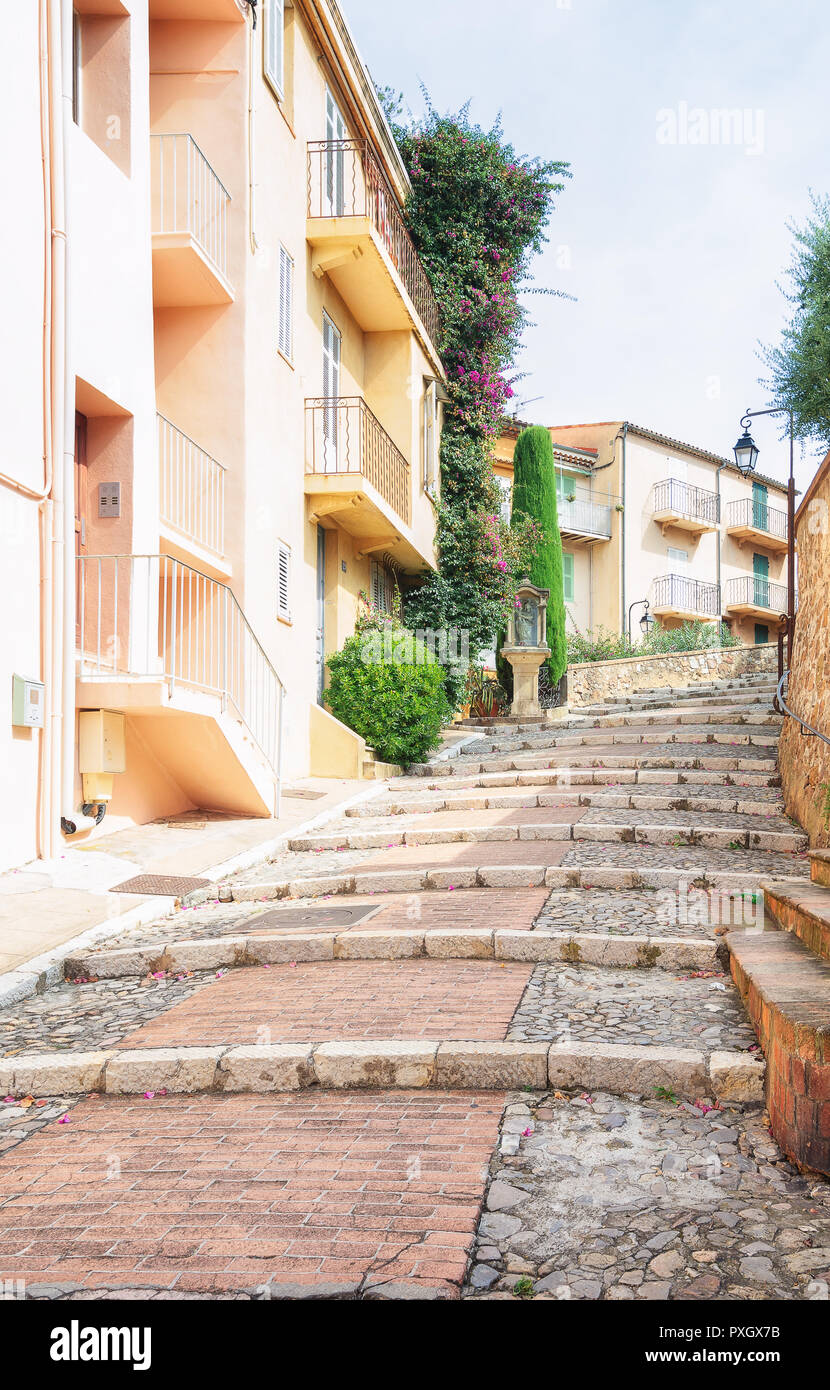 Impression des rues étroites dans le vieux centre de Cannes en France Banque D'Images