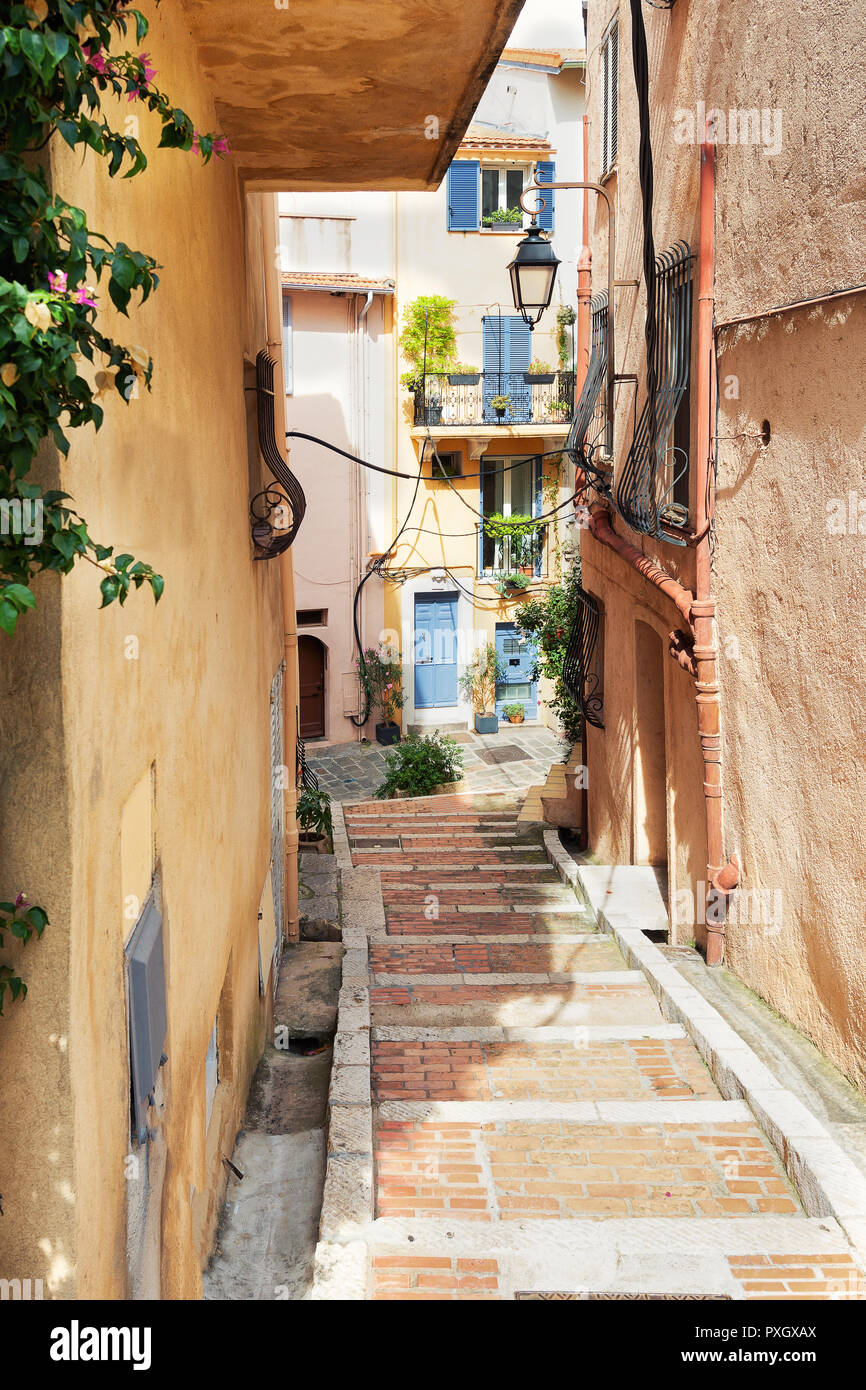 Impression des rues étroites dans le vieux centre de Cannes en France Banque D'Images