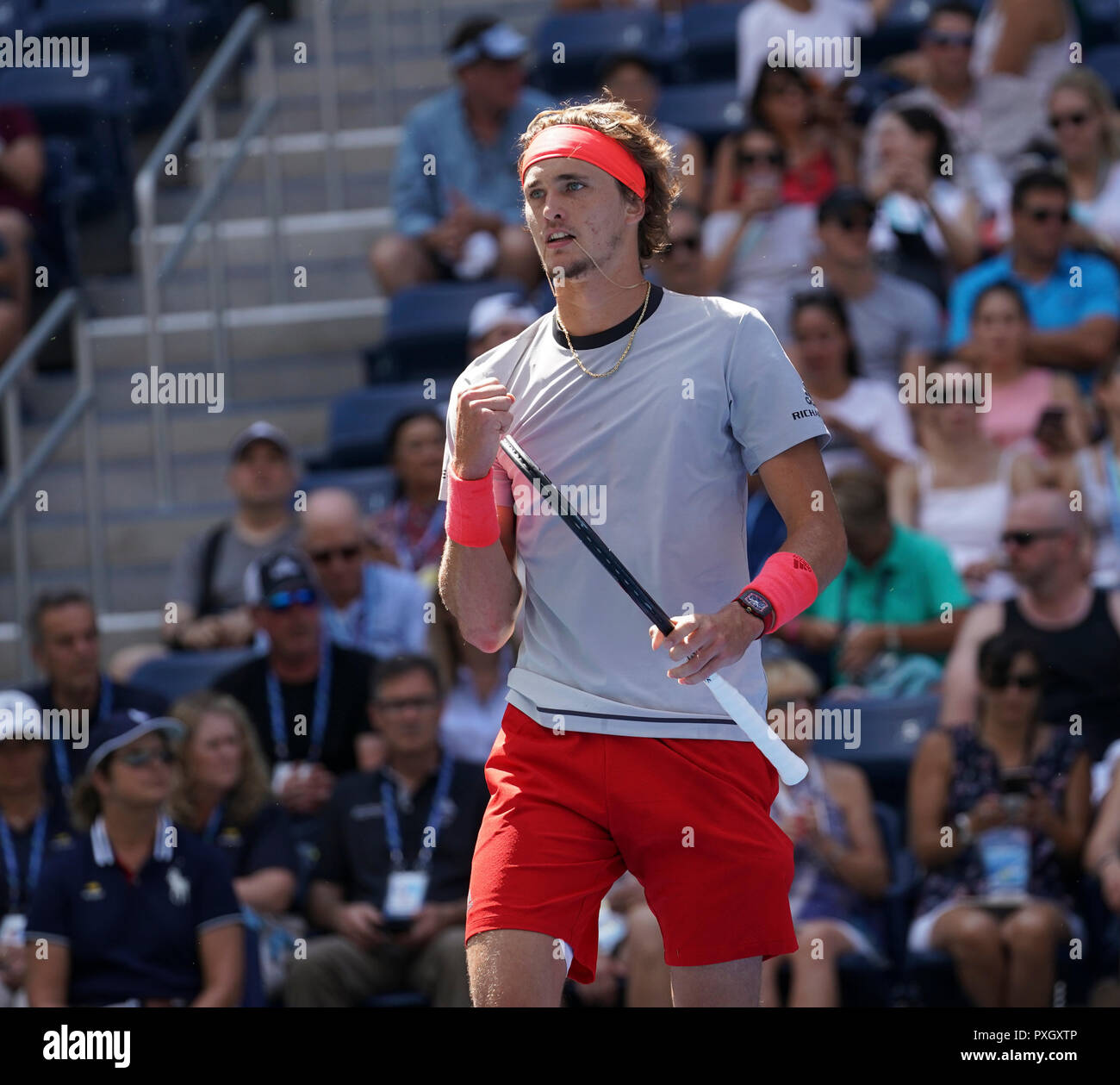 New York, NY - 30 août 2018 : Alexander Zverev de l'Allemagne réagit au cours de l'US Open 2018 2ème tour match contre Nicolas Mahut de la France à l'USTA Billie Jean King National Tennis Center Banque D'Images