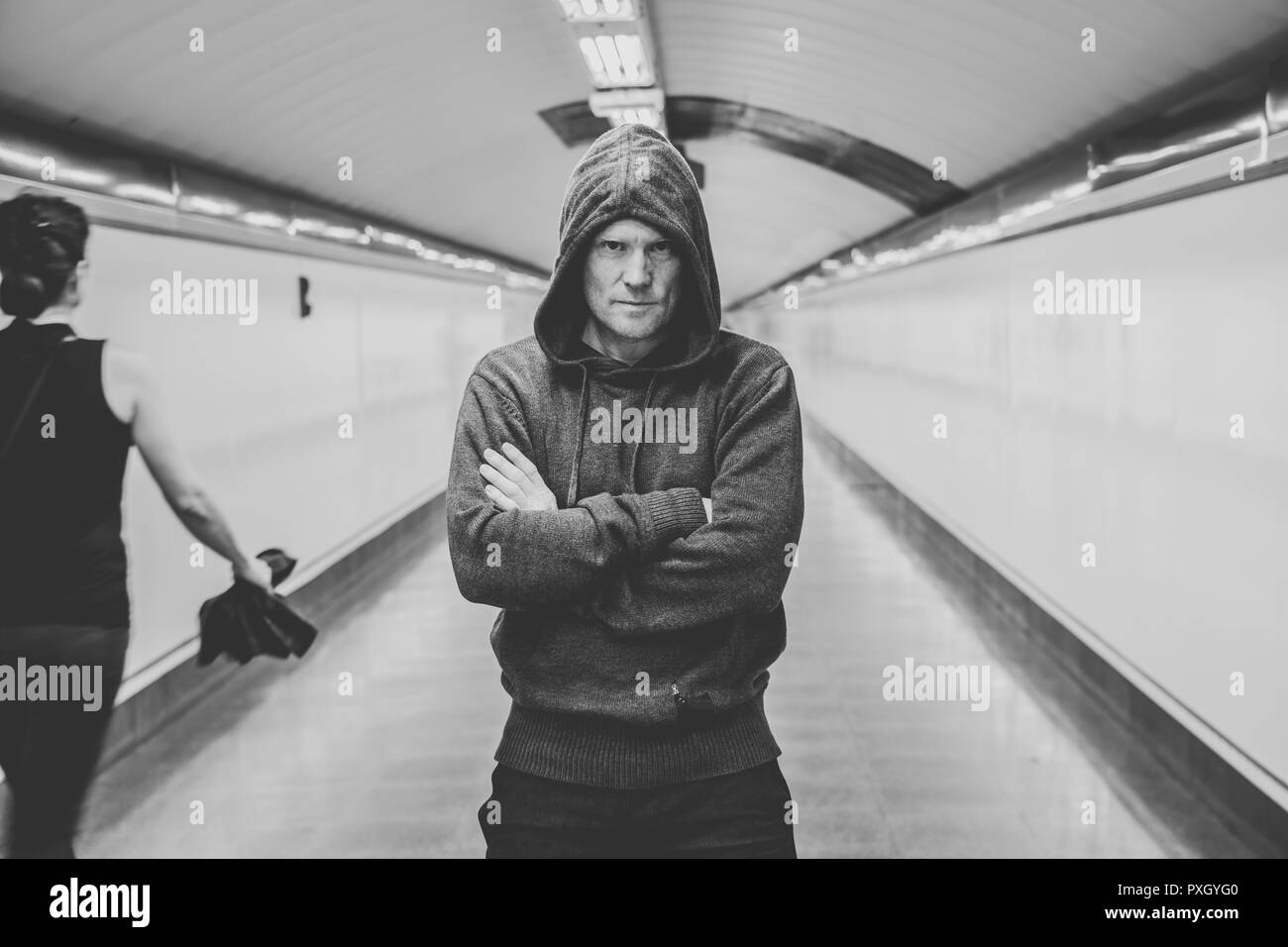 Portrait noir et blanc de l'homme à la suspecte et effrayant dans le métro souterrain dans l'usage de drogues Toxicomanie Toxicomanie dépression mentale et la criminalité pro Banque D'Images