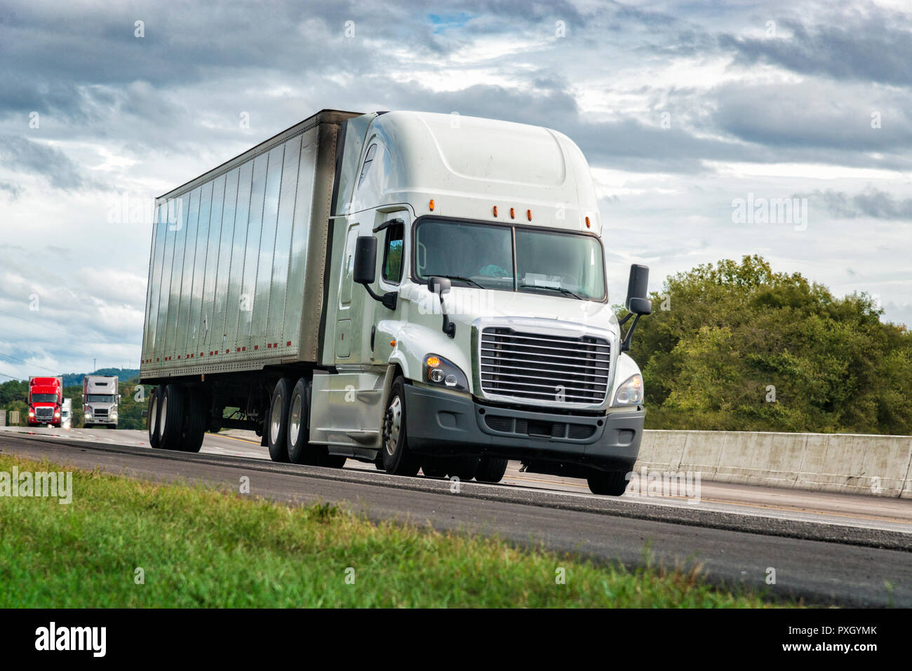 D'un coup horizontal remorque tracteur blanc Rig sur l'Interstate sous ciel nuageux. Banque D'Images