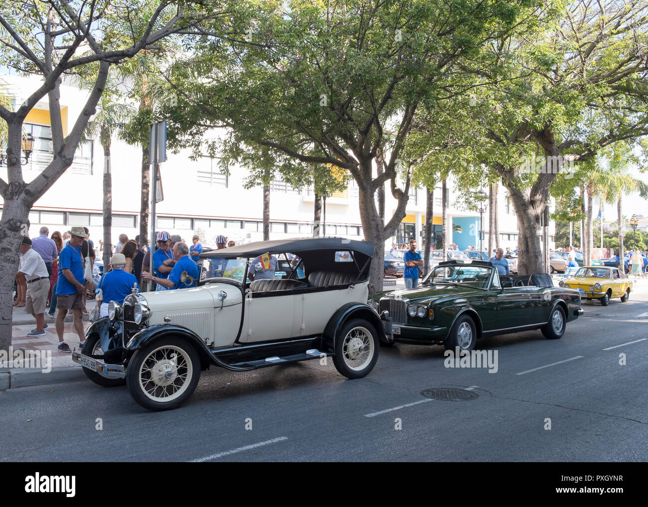 Une Ford, Bentley Continental convertible et Fiat 850 sport coupé. Classic car réunion à Torremolinos, Malaga, Espagne. Banque D'Images