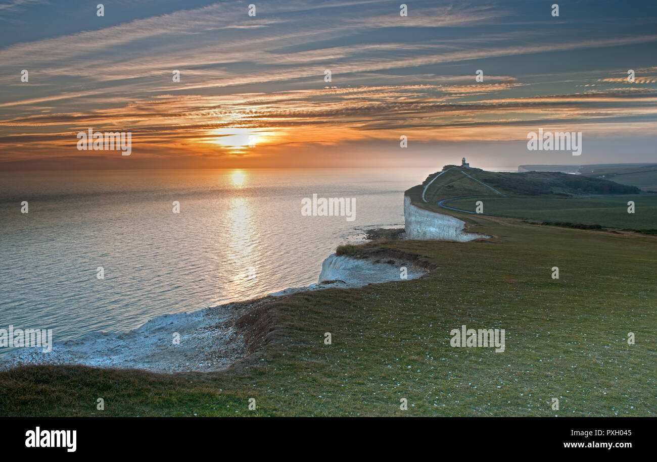 La belle Tout phare de Beachy Head au coucher du soleil, Eatbourne Suusex, à l'Est, Royaume-Uni. Banque D'Images