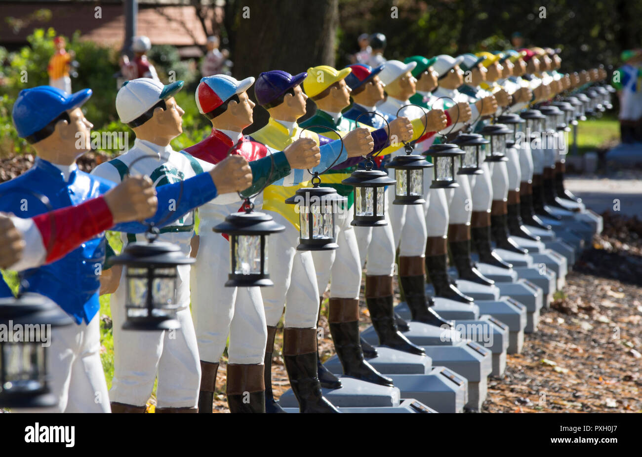 Jockeys lanterne alignés en avant du National Museum of Racing and Hall of Fame à Saratoga Springs, NY, USA Banque D'Images