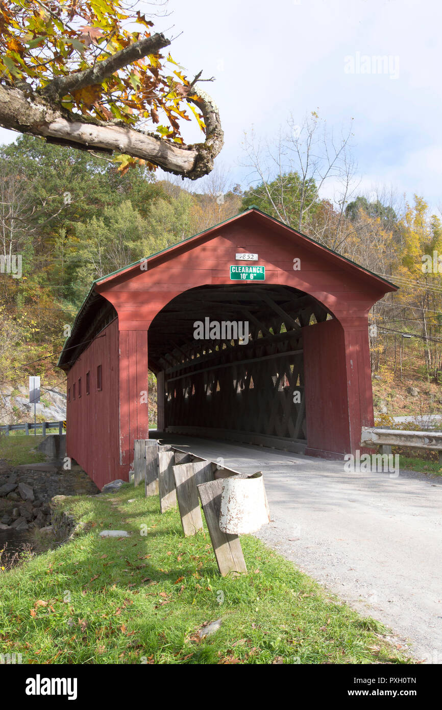 Pont couvert sur le Livre vert (1852), West Arlington, Vermont, USA Banque D'Images