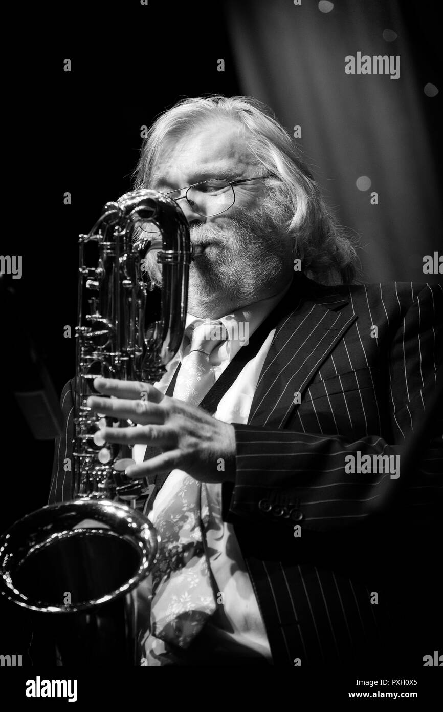 Rod Mason sur le saxophone baryton solo avec Crossover Atlantique Jazz Festival 2018, Scarborough Banque D'Images