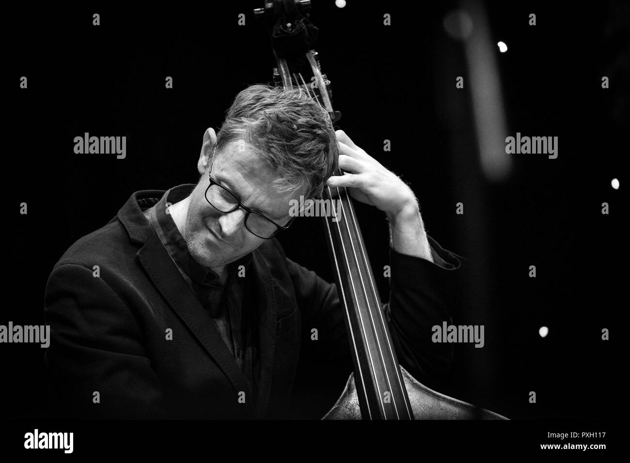 Bassiste de Jazz Adrian Knowles en solo avec 'Atlantic' Crossover Jazz Festival 2018, Scarborough Banque D'Images