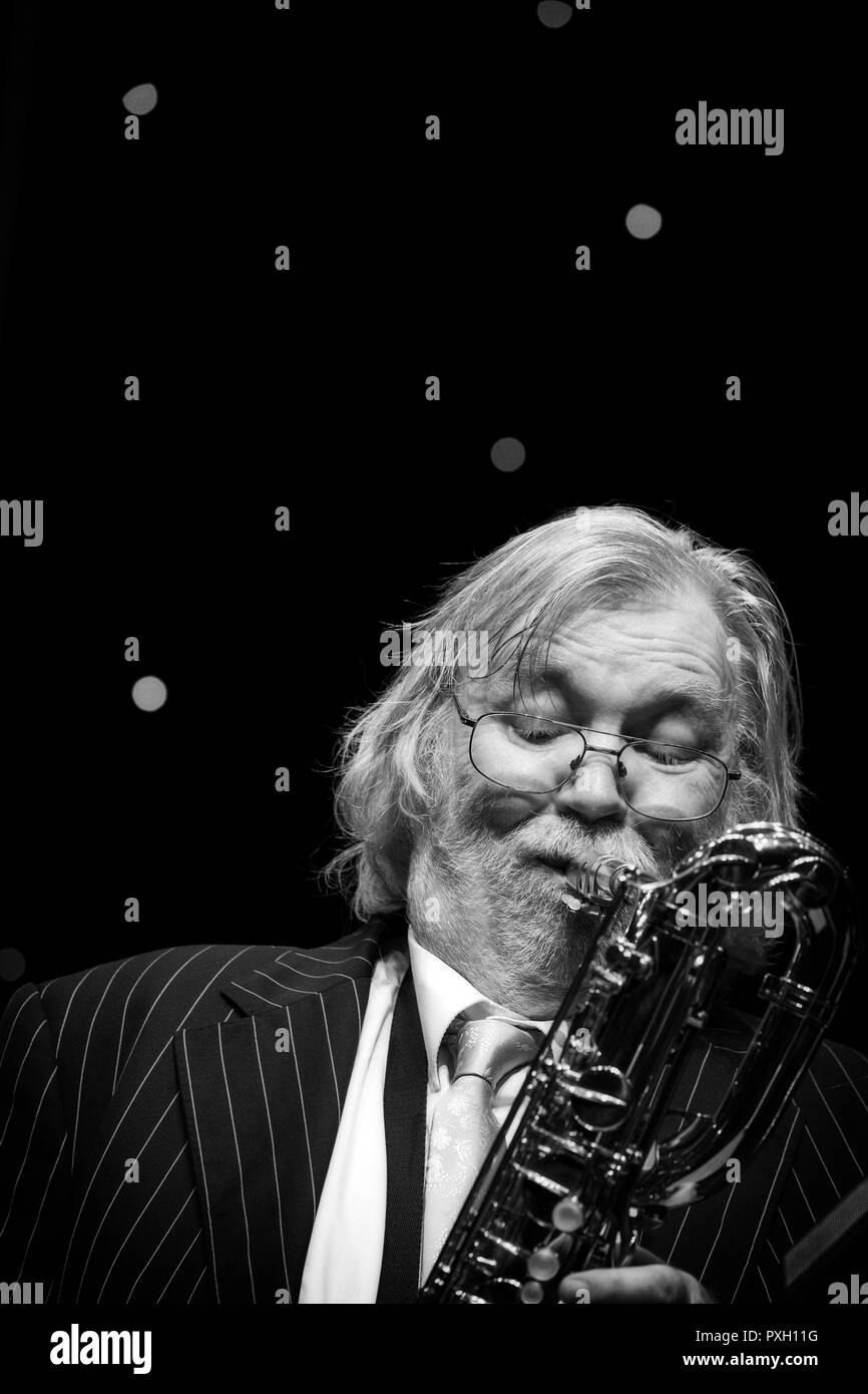 Rod Mason sur le saxophone baryton solo avec Crossover Atlantique Jazz Festival 2018, Scarborough Banque D'Images