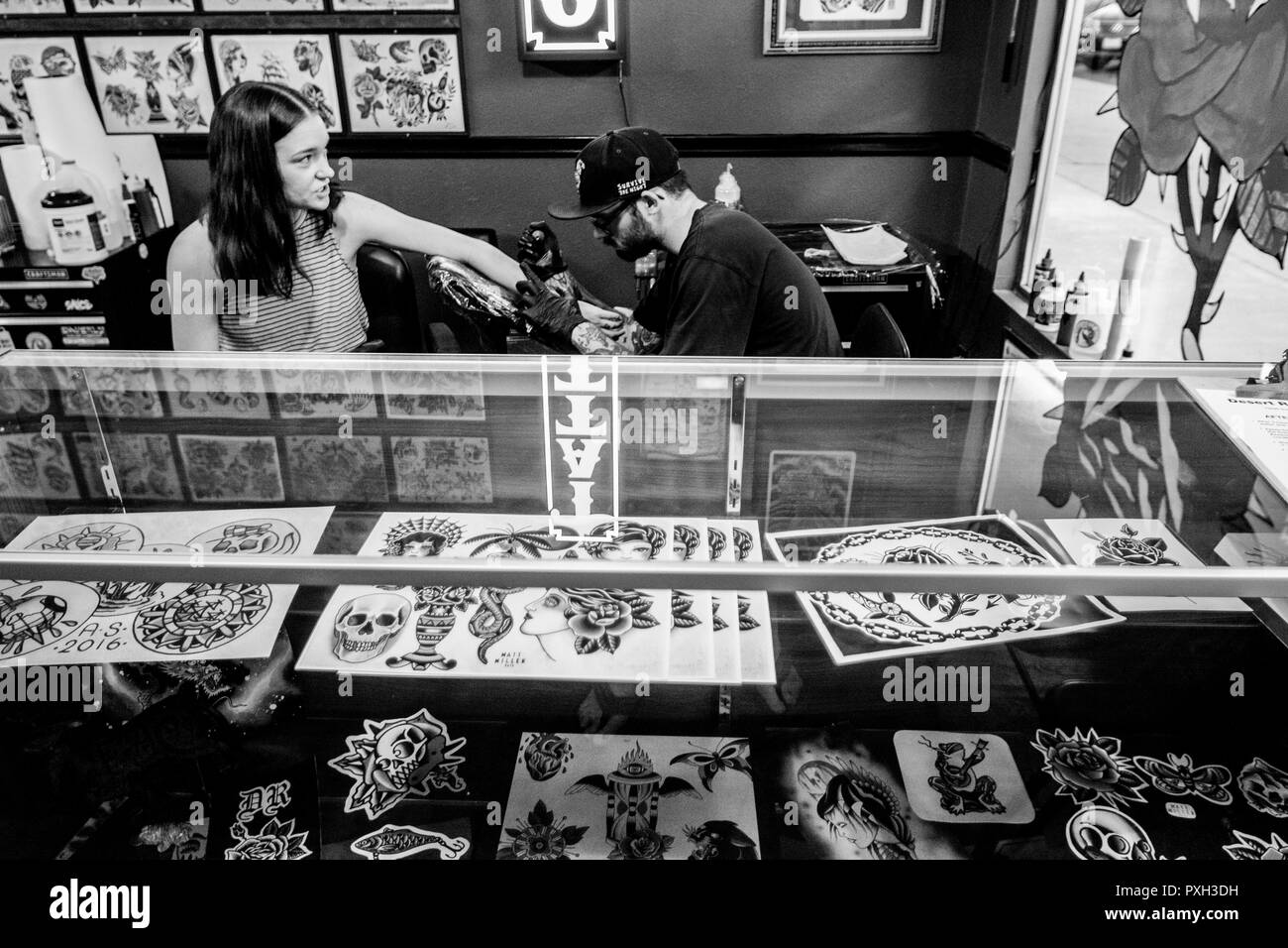 Poignet tatouage sur une femelle Banque D'Images