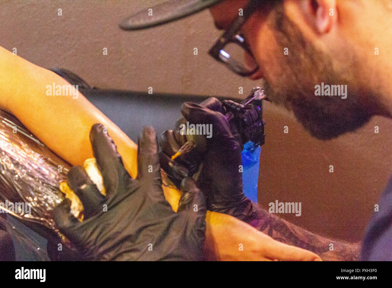 Poignet tatouage sur une femelle Banque D'Images