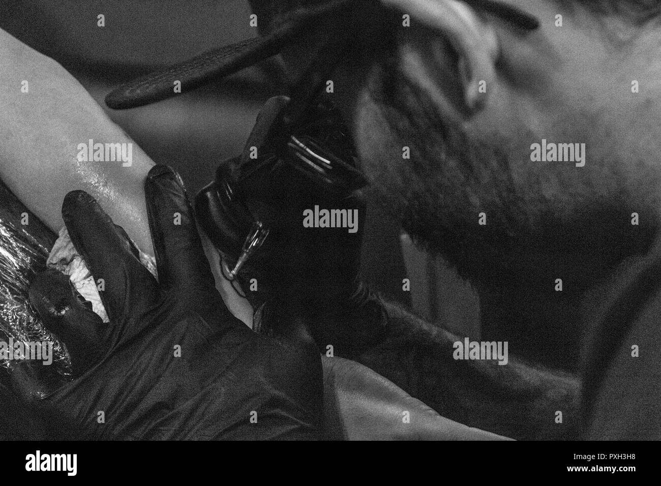 Poignet tatouage sur une femelle Banque D'Images