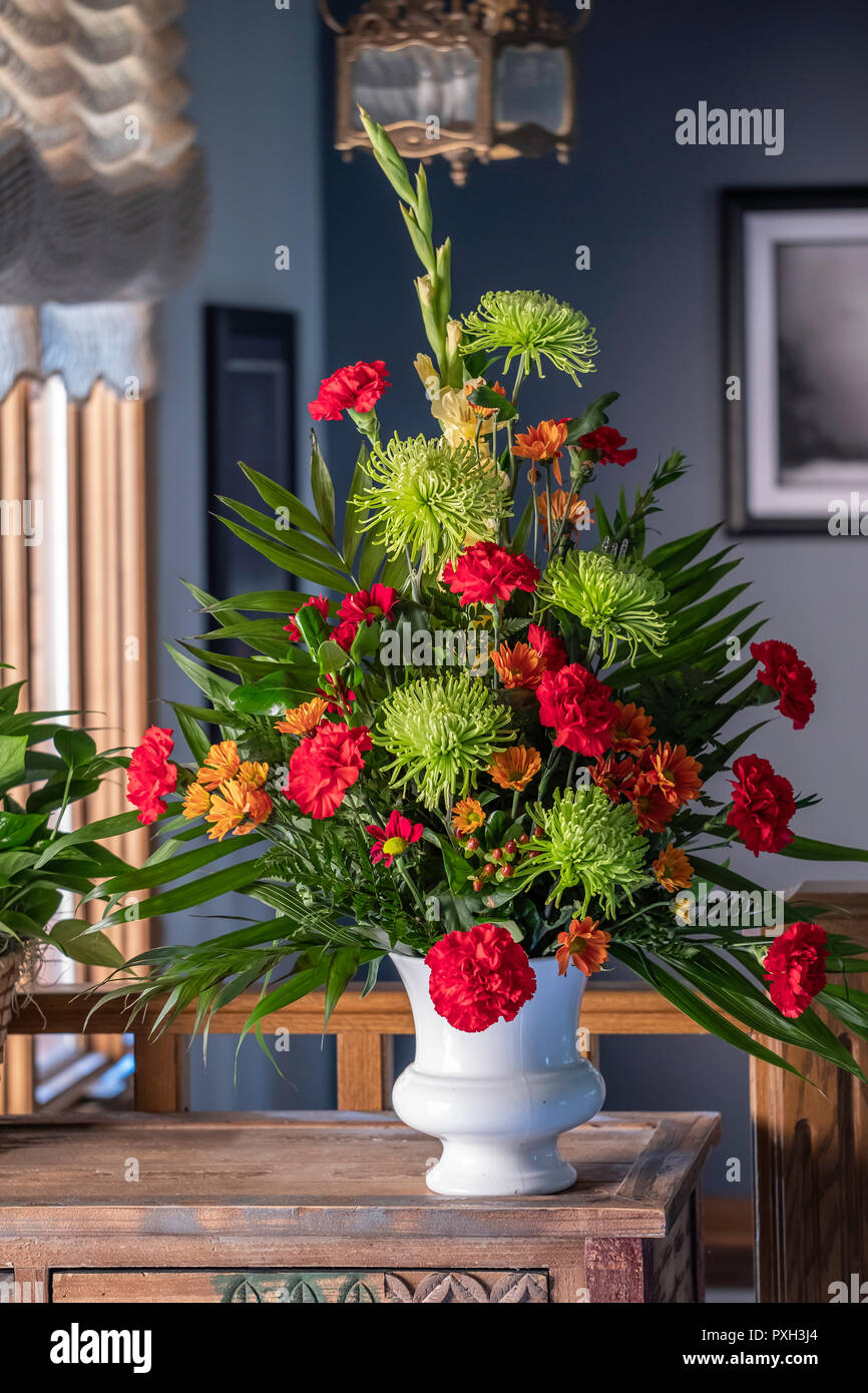 Un bouquet de fleurs dans un vase blanc. Chrysanthèmes et d'oeillets. Banque D'Images