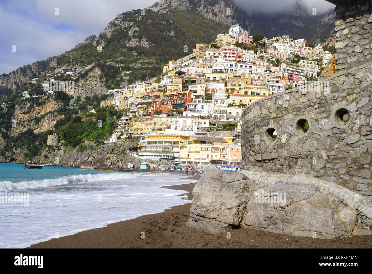 Plage avec la toile de maisons colorées sur une montagne escarpée à  Positano, un village perché sur le sud de l'Italie Côte Amalfitaine Photo  Stock - Alamy