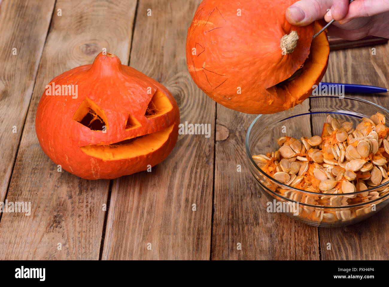 Racler un autre citrouille. Faire une lanterne citrouille pour Halloween. Cose up Banque D'Images