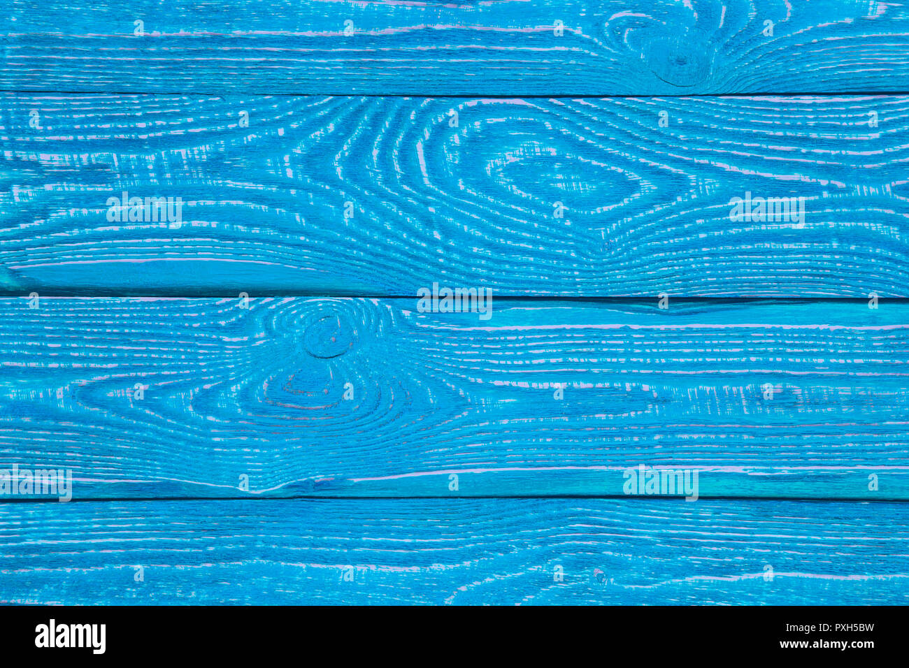 Contexte de la texture en bois peint avec des conseils de peinture bleu vif. Banque D'Images