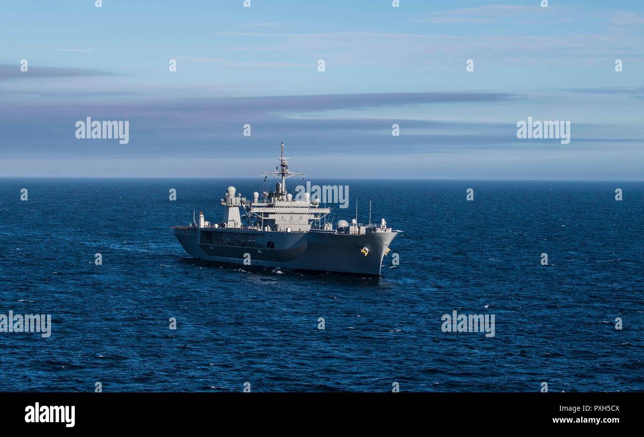 181020-N-KA046-0351 MER DU NORD (oct. 20, 2018) Le Blue Ridge-class et de contrôle, le USS Mount Whitney (LCC 20 transits) la mer du Nord, 20 octobre 2018. Le Mont Whitney, l'avant-déployé à Gaeta, Italie, fonctionne avec un équipage de marins de la Marine américaine et militaire Commande de transport maritime Les marins du service civil. (U.S. Photo par marine Spécialiste de la communication de masse 2e classe James R. Turner/libérés) Banque D'Images