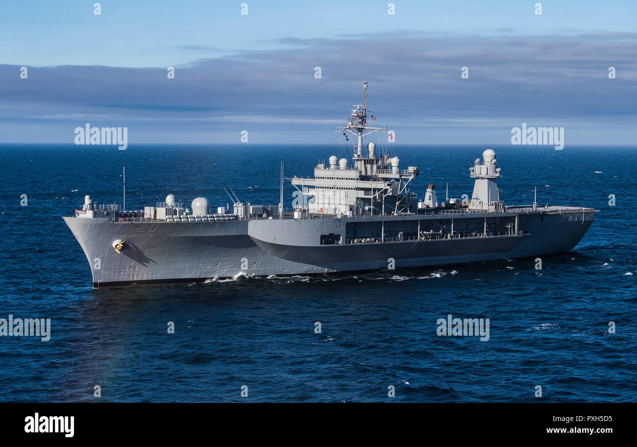 181020-N-KA046-0383 MER DU NORD (oct. 20, 2018) Le Blue Ridge-class et de contrôle, le USS Mount Whitney (LCC 20 transits) la mer du Nord, 20 octobre 2018. Le Mont Whitney, l'avant-déployé à Gaeta, Italie, fonctionne avec un équipage de marins de la Marine américaine et militaire Commande de transport maritime Les marins du service civil. (U.S. Photo par marine Spécialiste de la communication de masse 2e classe James R. Turner/libérés) Banque D'Images